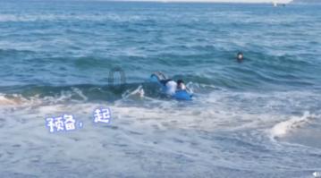 27岁斓曦与36岁张晓龙演亲密戏，惹人期待，场景尴尬，抱不起她！